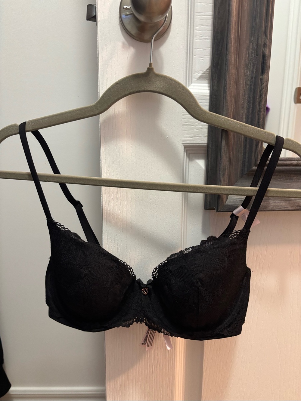 Victoria Secret Black Lace Underwire Lightly Lined Bra